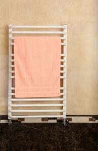 Radiateur sèche-serviettes installé dans une salle de bain moderne