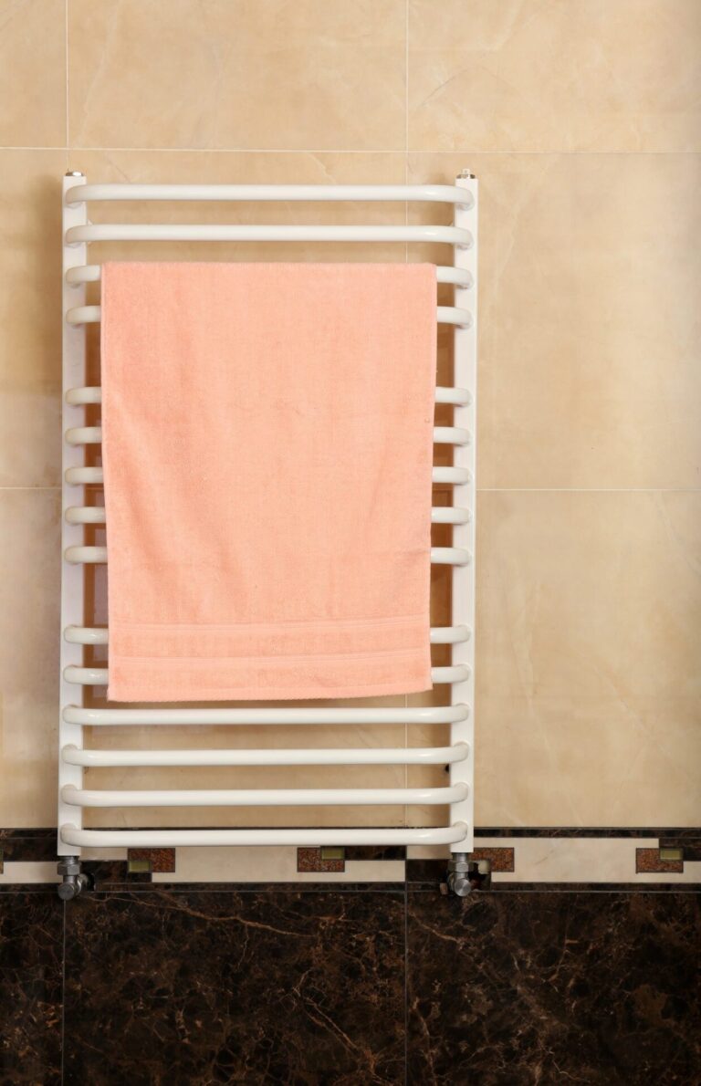 Radiateur sèche-serviettes installé dans une salle de bain moderne
