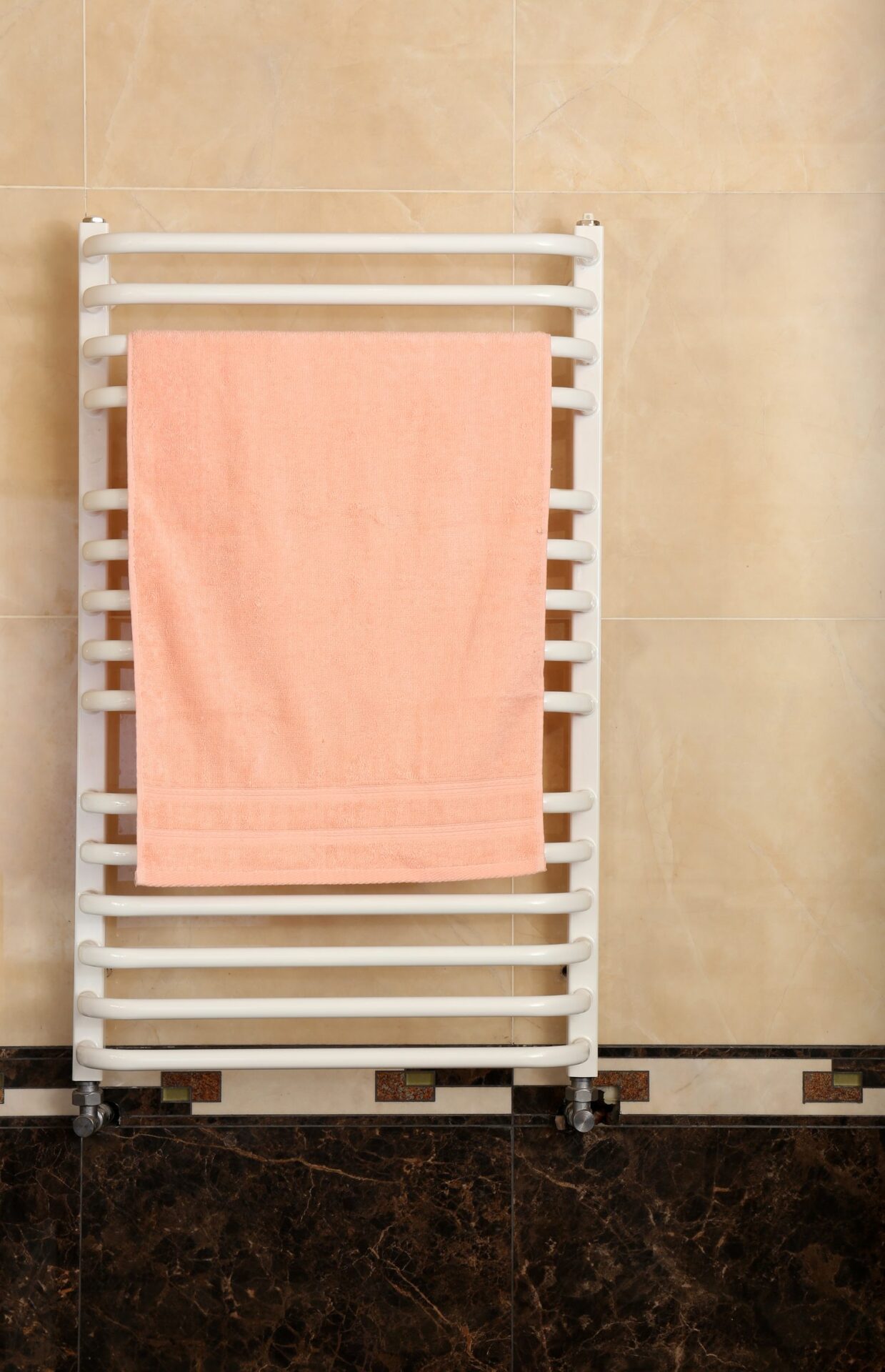 Radiateur sèche-serviettes installé dans une salle de bain moderne